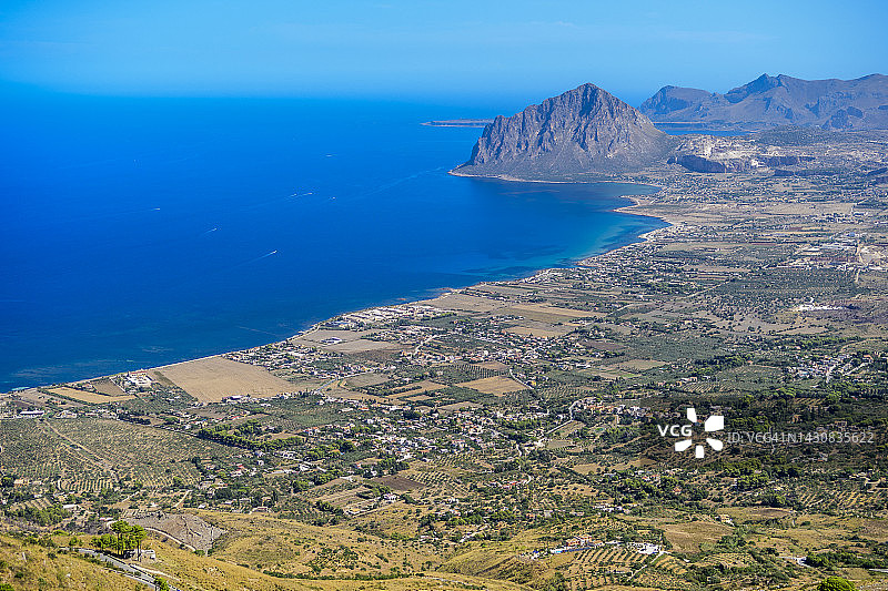西西里埃里切：从维纳斯城堡俯瞰科法诺山和第勒尼安海图片素材