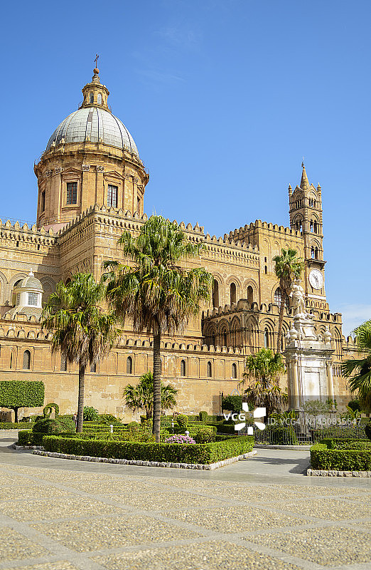 意大利西西里岛巴勒莫大教堂的巴洛克式穹顶和诺曼钟楼图片素材