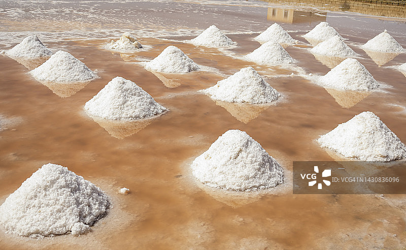 在意大利西西里岛特拉帕尼附近的盐博物馆，充满海水的盐田和收获的盐图片素材