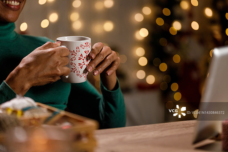 圣诞节，女人手中的咖啡杯特写图片素材