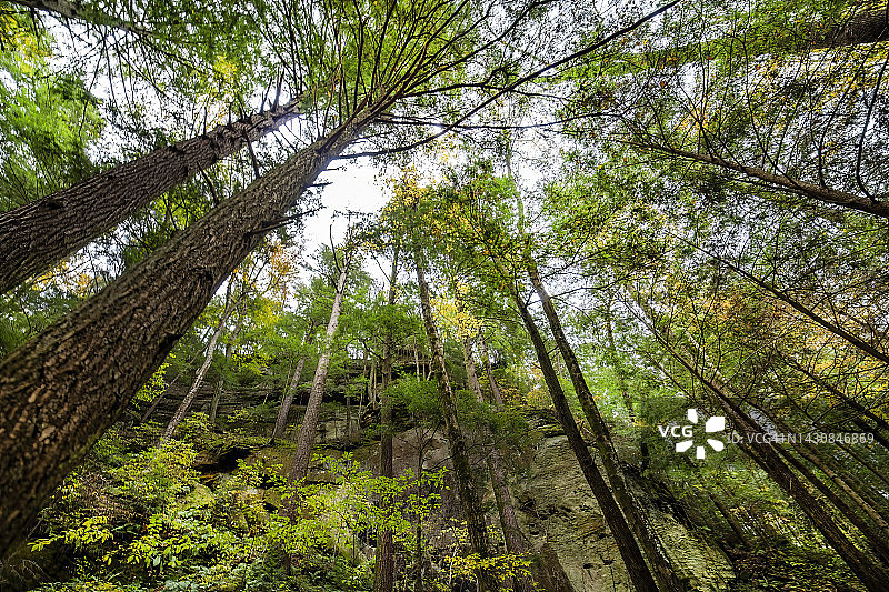 老人洞穴图片素材