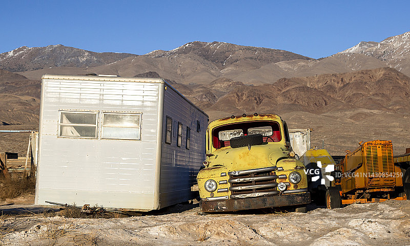 加利福尼亚沙漠中废弃的旧车辆图片素材