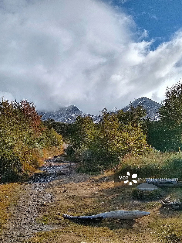 秋季阿根廷巴塔哥尼亚乌斯怀亚的雪山图片素材