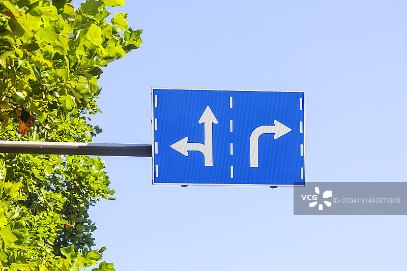 天空下的交通车道指示牌图片素材