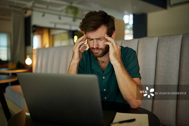 商务人士在夜晚的办公室因软件入侵、网络安全危机或网站404错误而感到压力和头痛图片素材