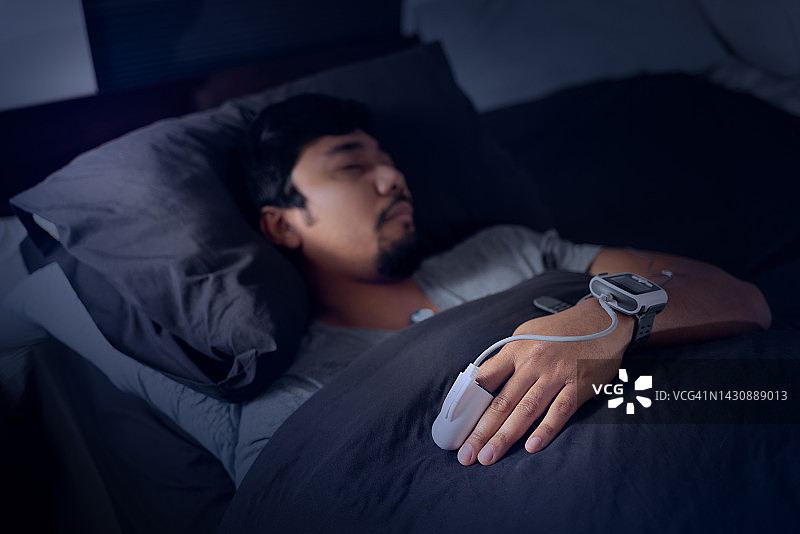 戴脉搏血氧仪的男人 - 居家睡眠呼吸暂停研究图片素材