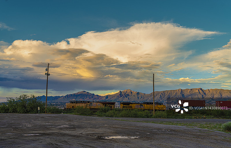 在美国和墨西哥边境的阿纳普拉镇旁经过的货运列车图片素材