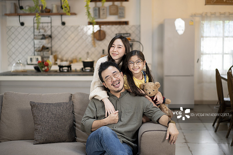幸福时刻的亚洲年轻家庭合影图片素材