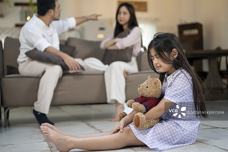 沮丧的小女孩抱着泰迪熊图片素材