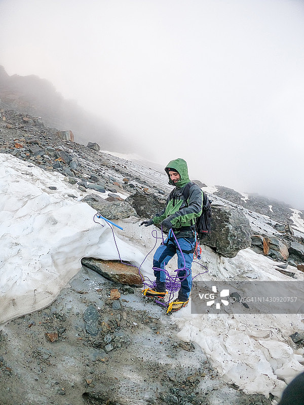瑞士冰川上的登山者图片素材