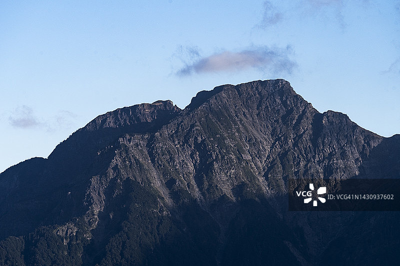 合欢山夏季蓝天白云风光，远处山峰为奇莱主峰图片素材