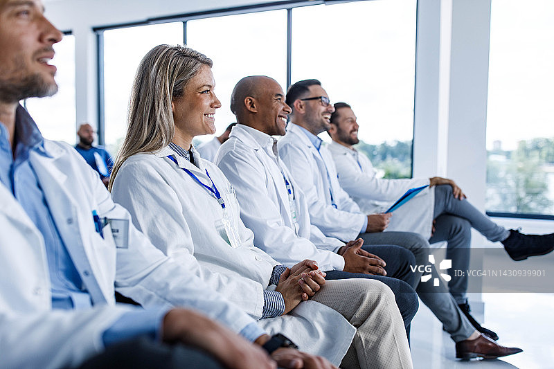快乐的医学专家在会议室参加教育活动图片素材