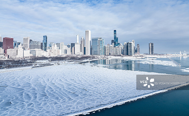 冬季极端气候下冰封湖畔的芝加哥天际线图片素材