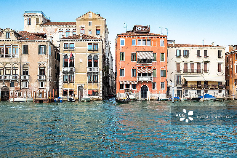 意大利威尼托威尼斯运河沿岸的水滨建筑图片素材