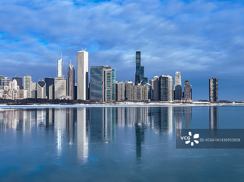 美国伊利诺伊州冬季的芝加哥城市天际线和冰封的密歇根湖图片素材