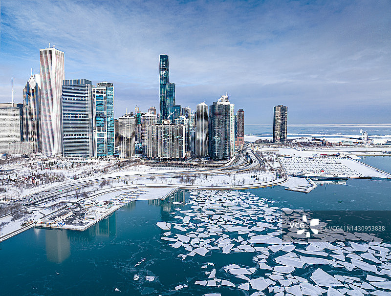 美国伊利诺伊州冬季密歇根湖畔的芝加哥城市天际线鸟瞰图图片素材