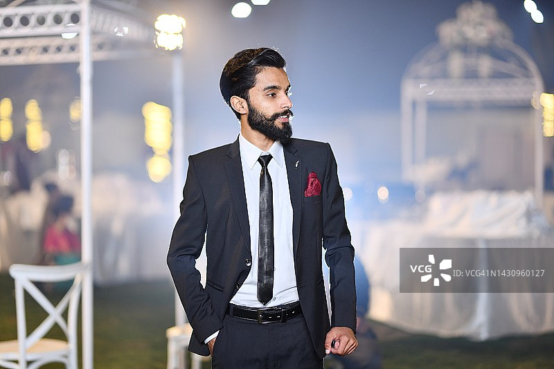 手插口袋、看向远方的年轻商务主管图片素材