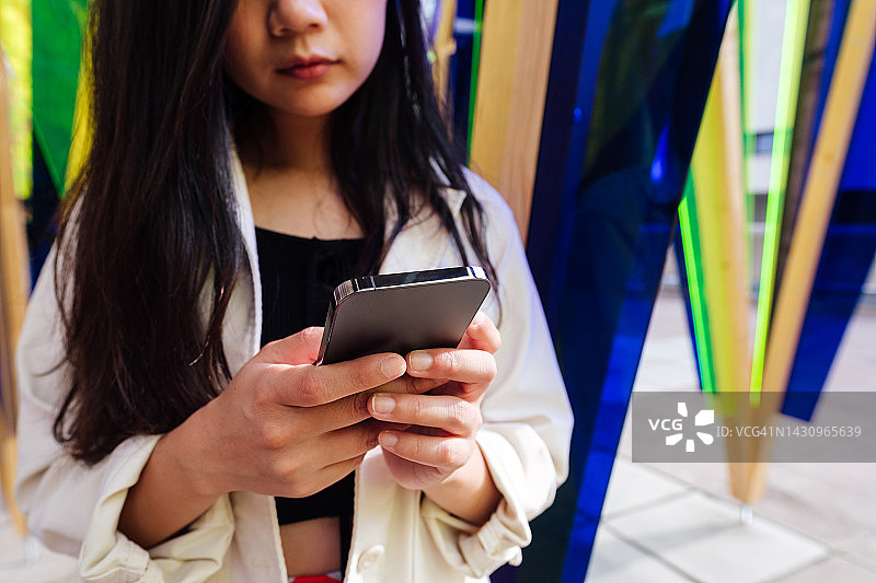 女人使用智能手机保持联系的特写图片素材