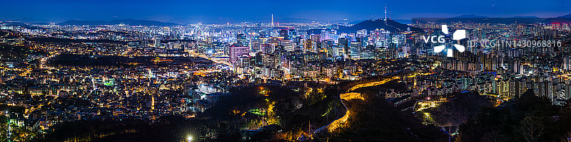 韩国首尔城墙与璀璨摩天大楼夜景鸟瞰图片素材