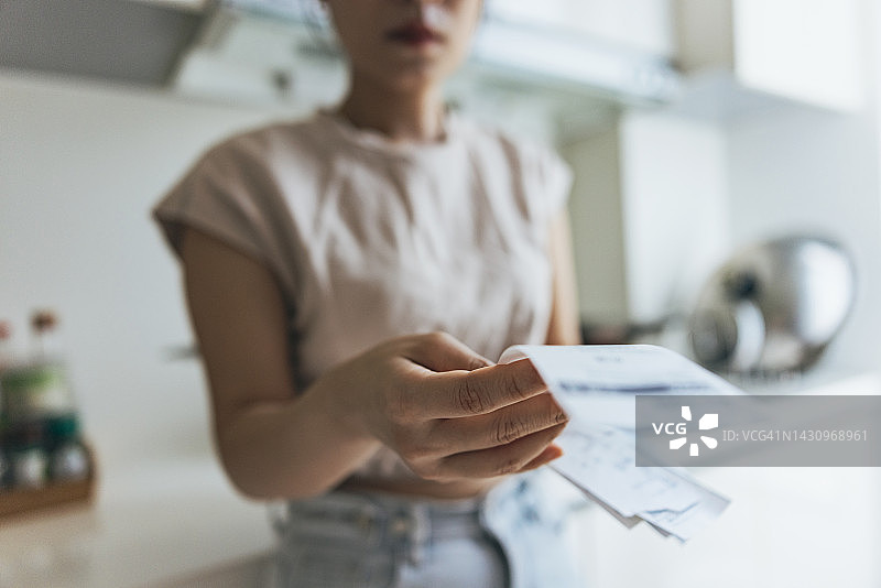 在家查看购物收据的亚洲女性图片素材