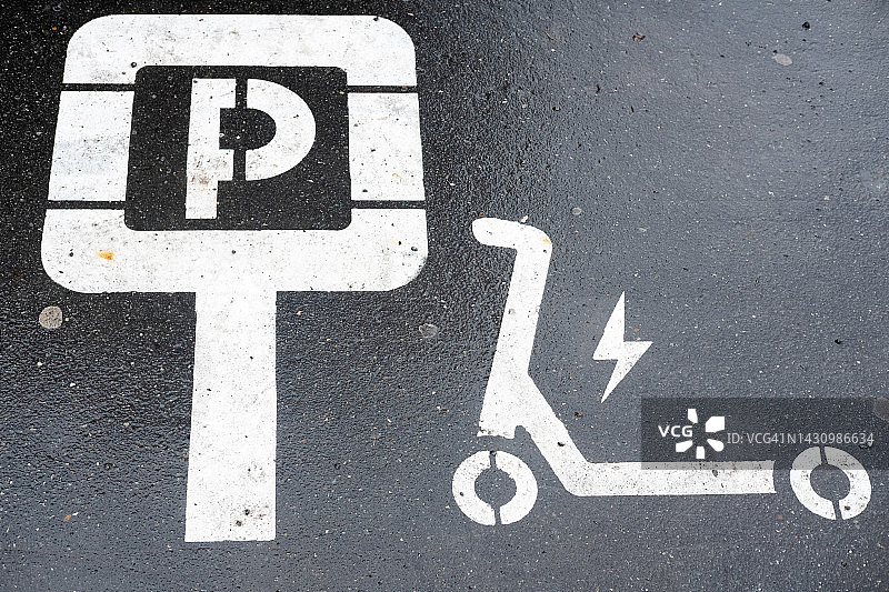 俄罗斯喀山，电动滑板车彩绘停车标志，2022年10月6日，星期四图片素材
