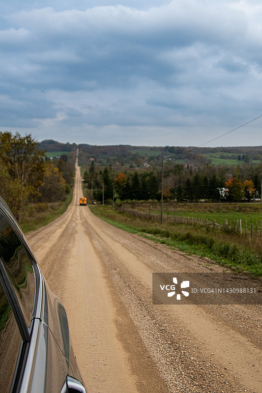 停在乡村公路上的校车图片素材