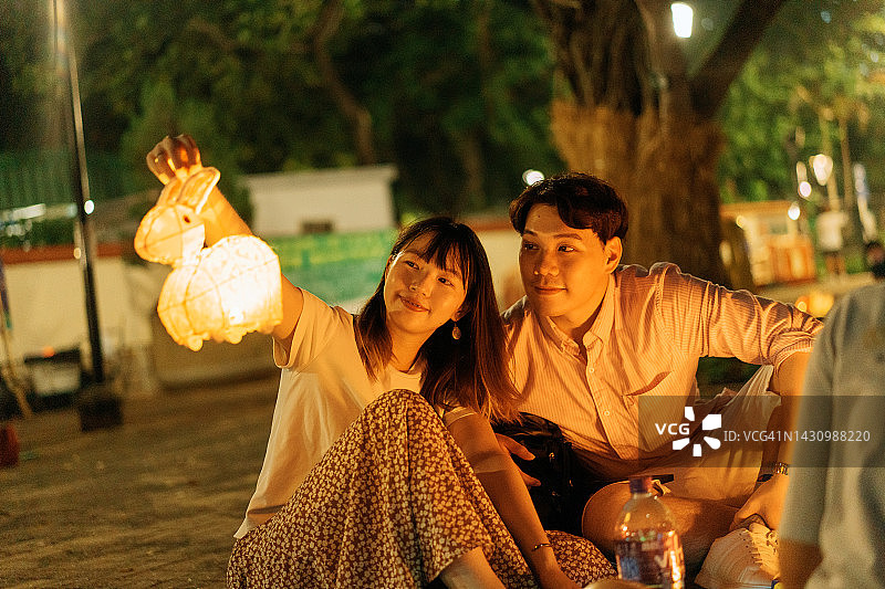 年轻的亚洲夫妇提灯赏灯，庆祝中秋节图片素材