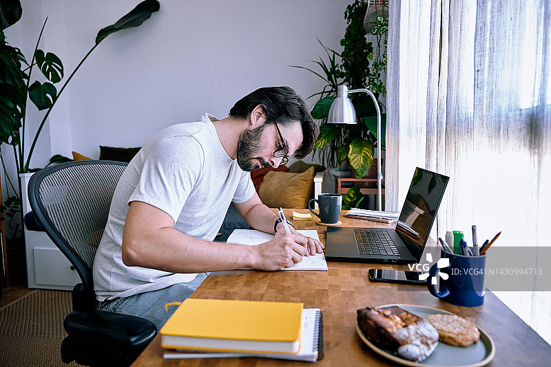 在家远程办公的年轻工业设计师图片素材