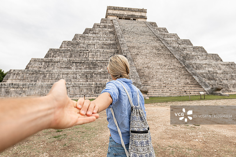 “跟我来”到墨西哥，女士带领男士参观寺庙图片素材