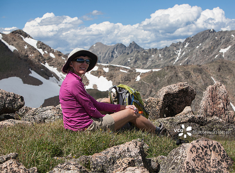 在科罗拉多大陆分水岭徒步的健康的 中年妇女图片素材