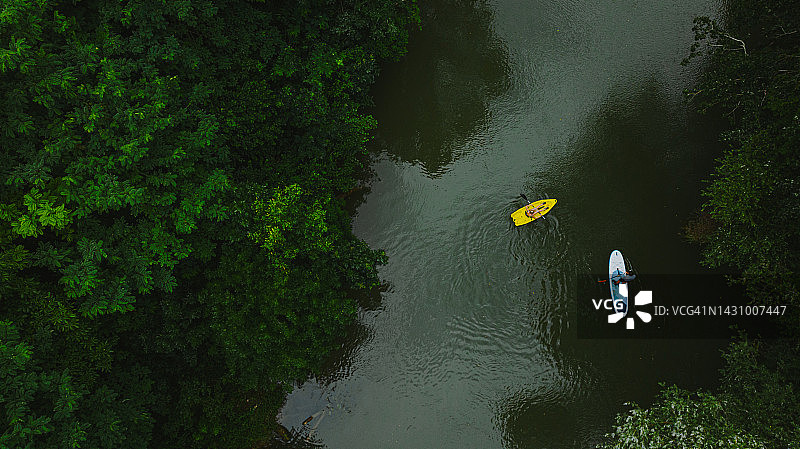 浪漫河上SUP和皮划艇之旅图片素材