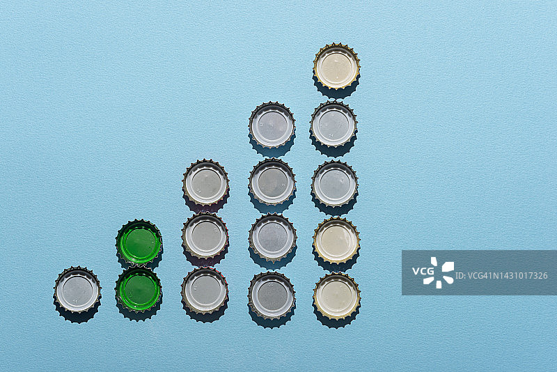 瓶盖制成的增长条形图图片素材