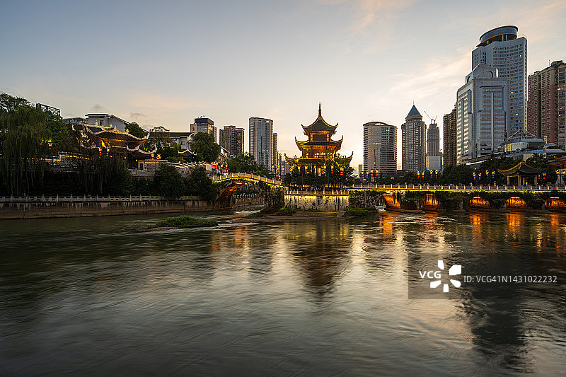 贵阳市南明区地标建筑甲秀楼的黄昏图片素材