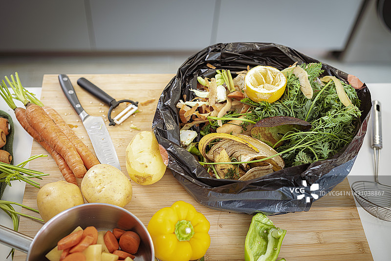 装满蔬菜皮的垃圾袋，准备堆肥图片素材