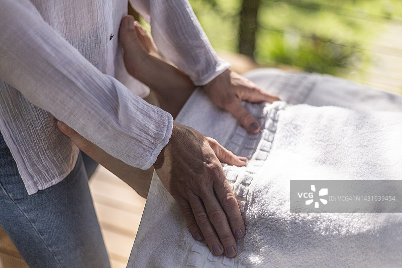 灵气治疗师为女性足部进行手部治疗图片素材