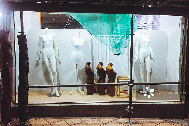 夜晚的服装模特橱窗图片素材