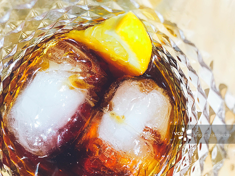 红色味美思酒，两块冰和一片柠檬图片素材