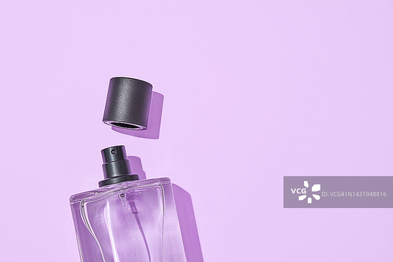 紫色背景上的液体喷雾器图片素材
