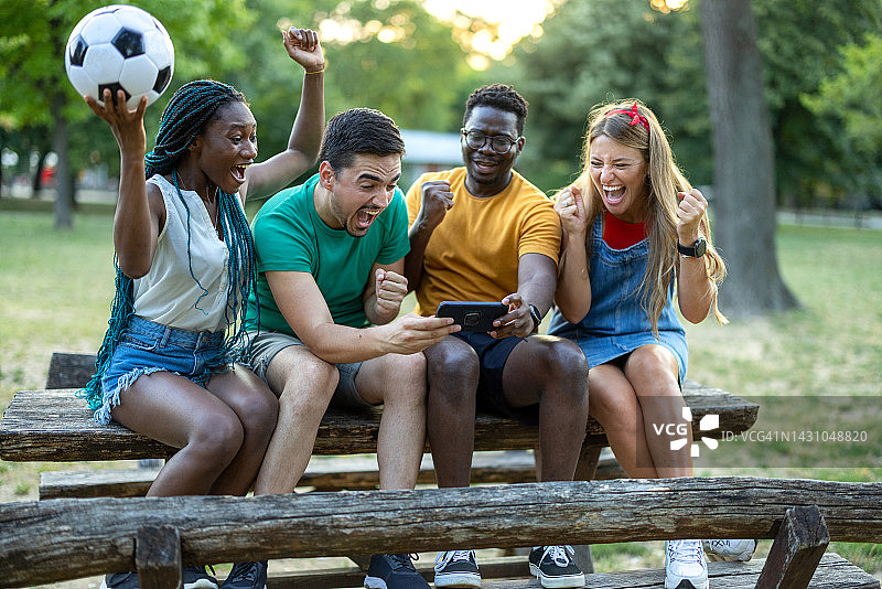 朋友们聚在一起观看在线比赛图片素材