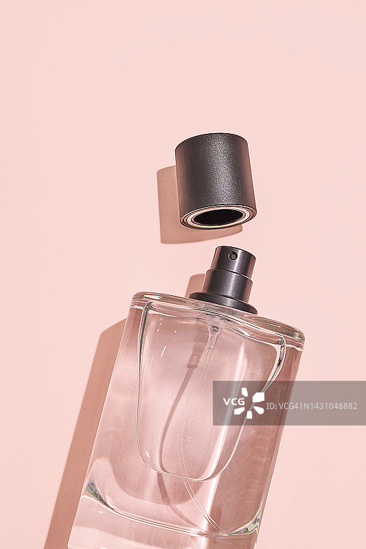 鲑鱼背景上的液体喷雾图片素材