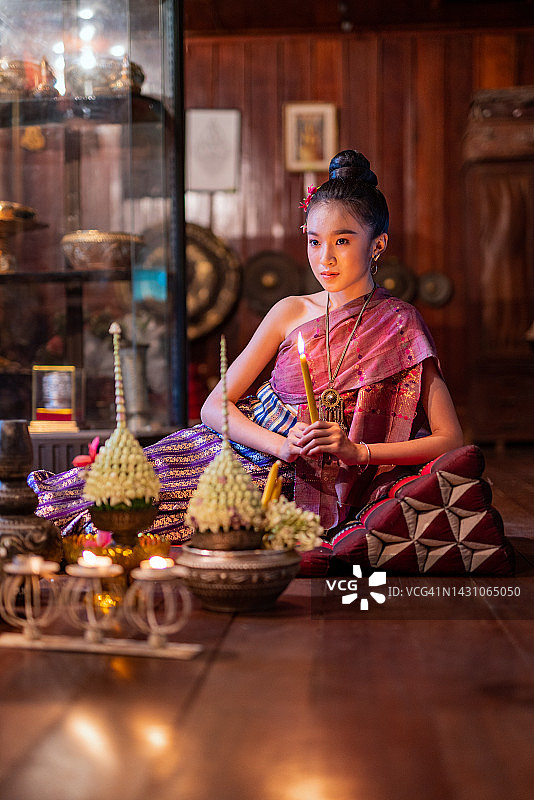 老挝传统服饰美女肖像：水灯节鲜花蜡烛图片素材