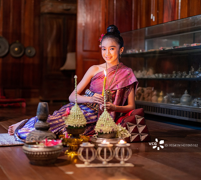 老挝传统服饰美女肖像：水灯节鲜花蜡烛图片素材