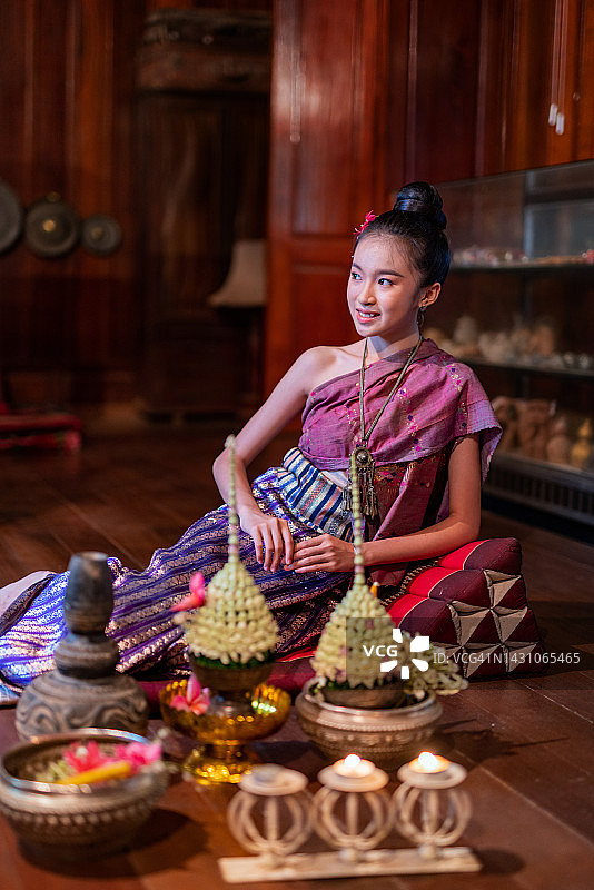 老挝传统服饰美女肖像：水灯节鲜花蜡烛图片素材