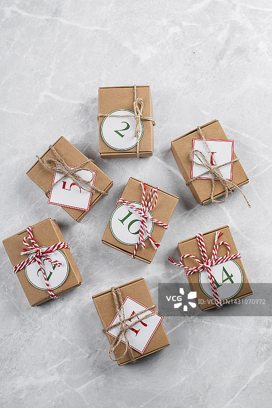 节日降临节日历与小礼物，含礼物的工艺盒图片素材