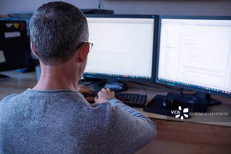 一名开发人员在编写代码图片素材