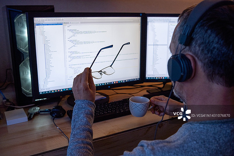一名开发人员在编写代码图片素材