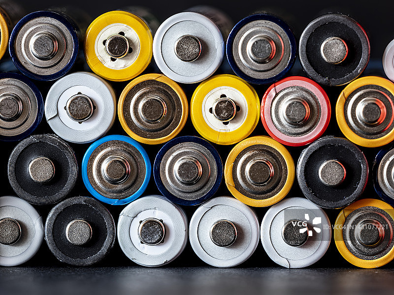 一堆不同型号的镍氢充电电池图片素材