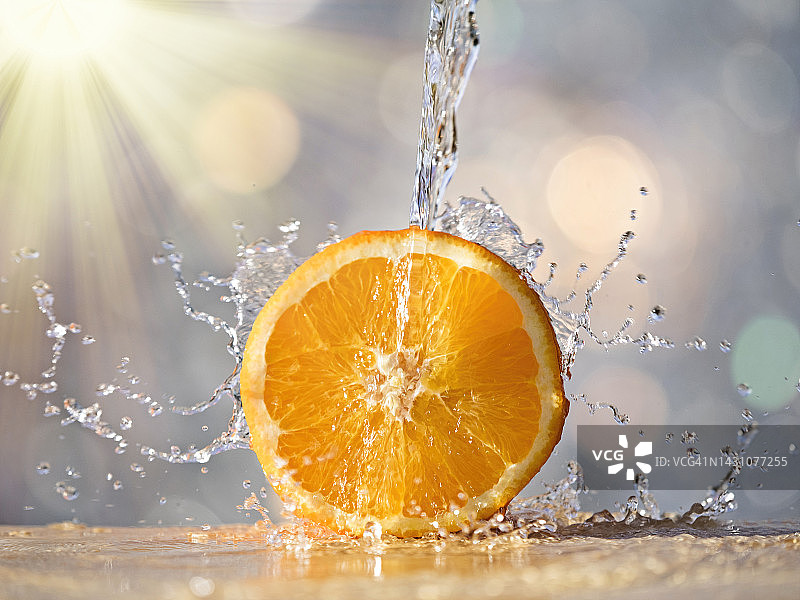 厨房里清洗橙子的特写图片素材