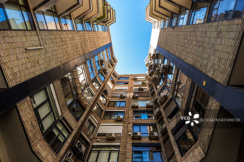 从下方看到的公寓楼，西班牙马德里图片素材