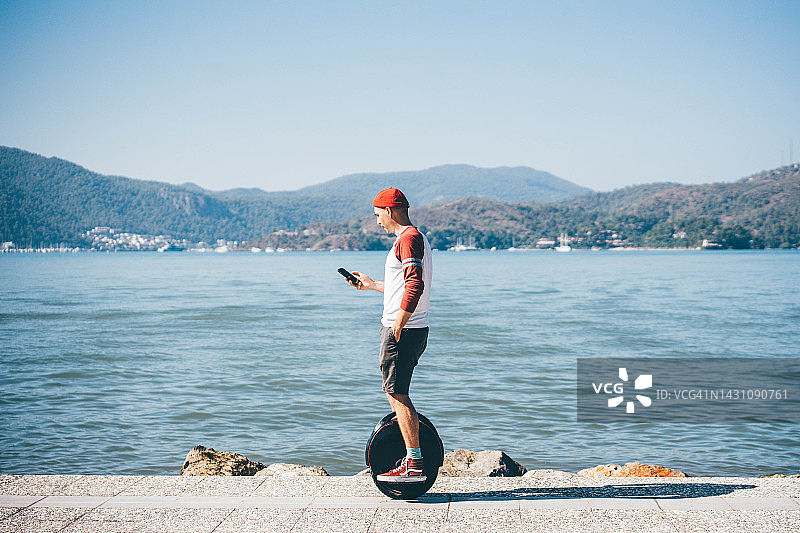 男人骑电动独轮车图片素材